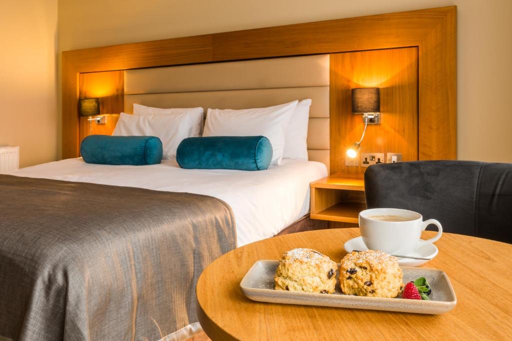 Postel nebo postele na pokoji v ubytování Athlone Springs Hotel