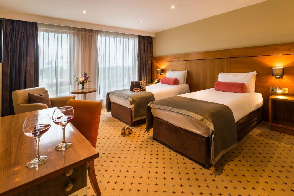 Postel nebo postele na pokoji v ubytování Athlone Springs Hotel