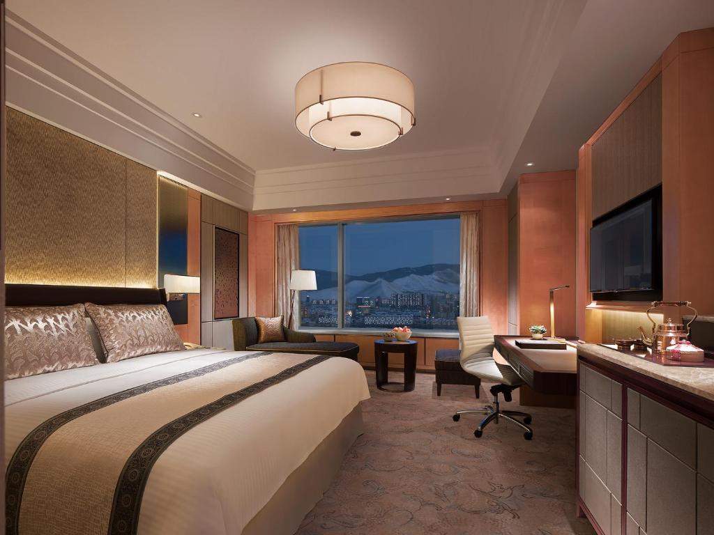 Llit o llits en una habitació de Shangri-La Ulaanbaatar