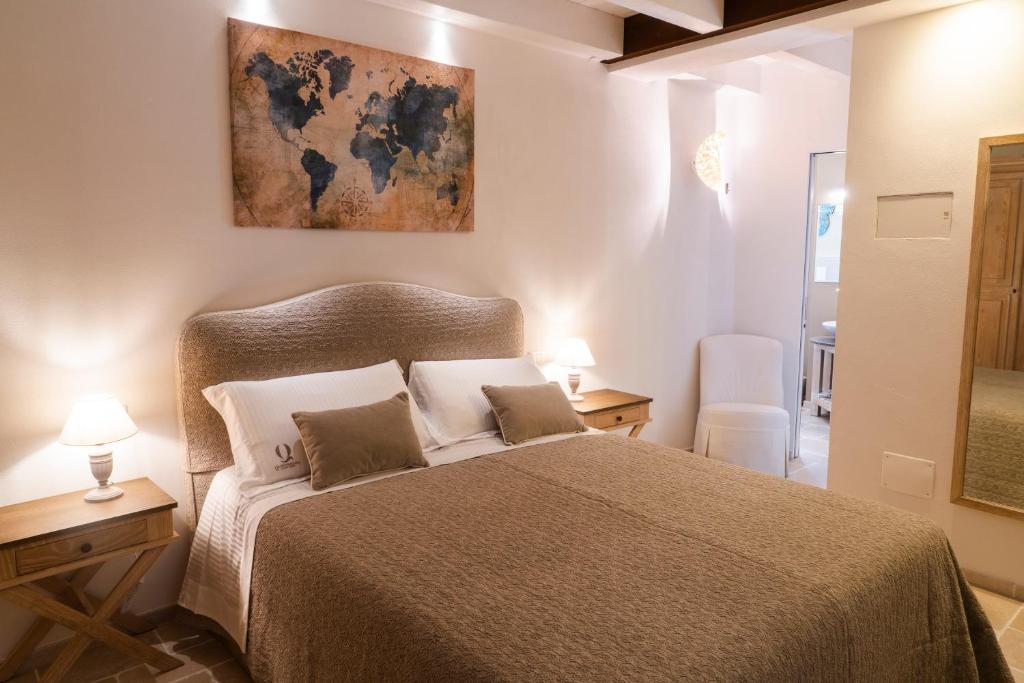 Postel nebo postele na pokoji v ubytování Quintessenza Luxury Domus