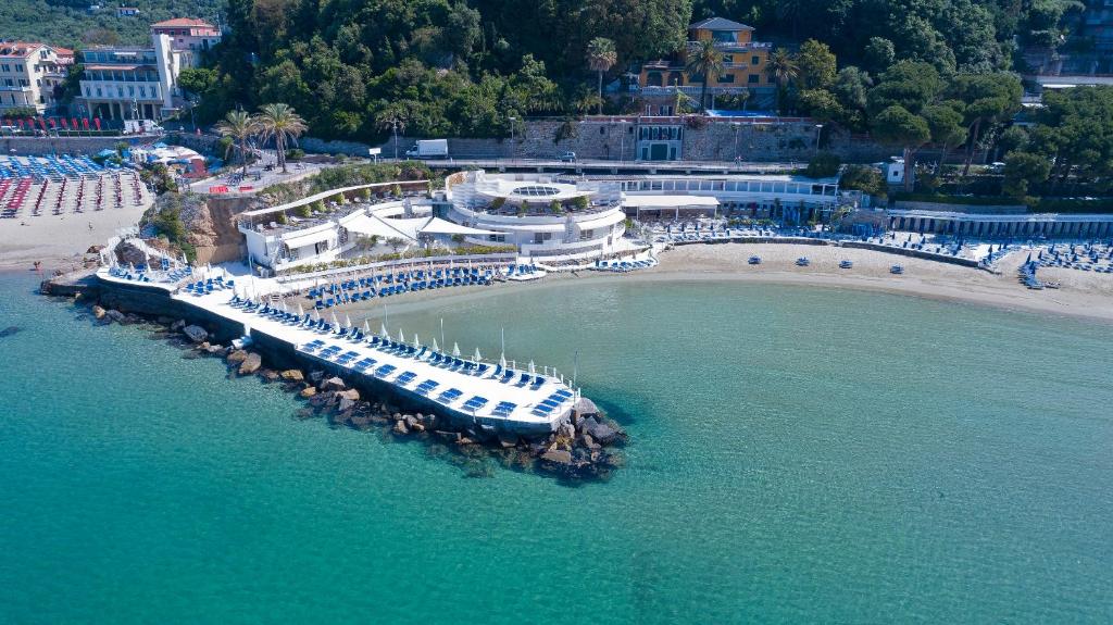 - une vue aérienne sur une plage avec un bateau de croisière dans l'établissement Piccolo Hotel Del Lido, à Lerici