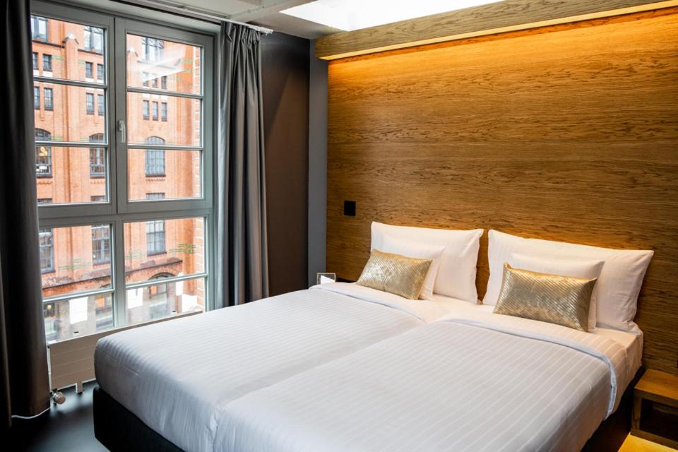 Postel nebo postele na pokoji v ubytování GINN Hotel Hamburg Elbspeicher