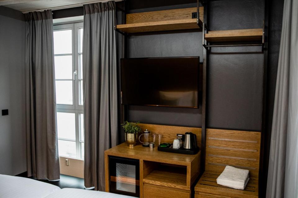 Příslušenství pro přípravu čaje a kávy v ubytování GINN Hotel Hamburg Elbspeicher