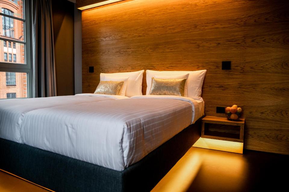 Postel nebo postele na pokoji v ubytování GINN Hotel Hamburg Elbspeicher