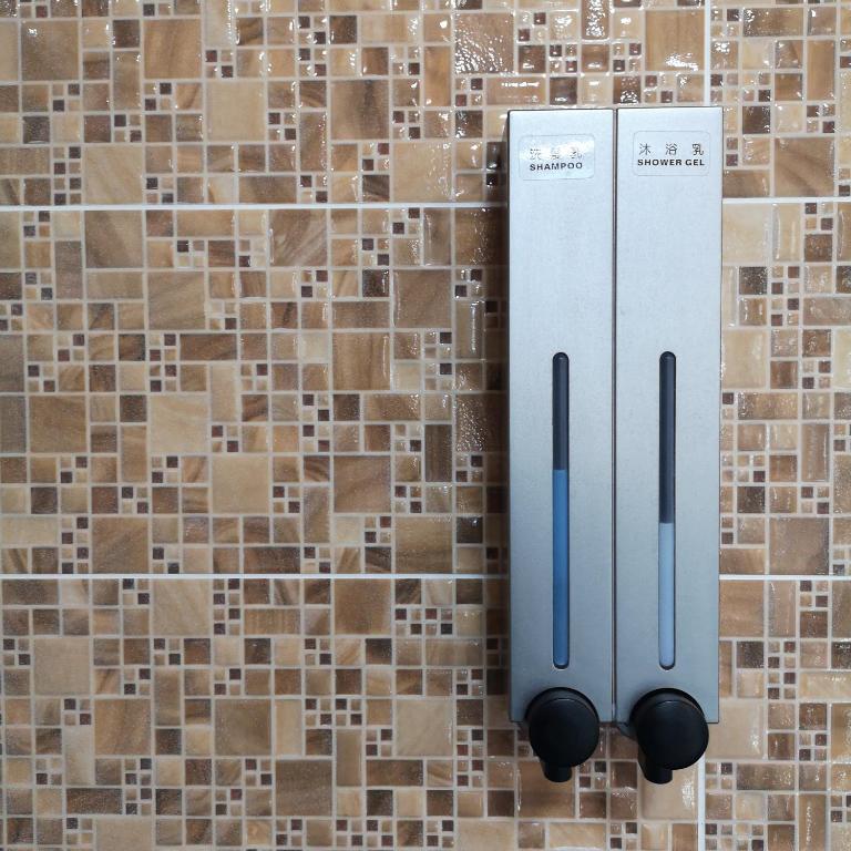 a pair of ear phones hanging on a tiled wall at 墾丁秋莊會館 附限量停車位 不保證有位置 無法事先預留 背包房無車位 預訂後記得加Line聯繫 in Hengchun