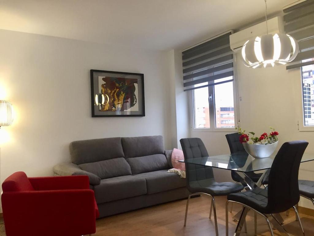 sala de estar con sofá y mesa en Apartamento en Universidad y cerca de la playa, en Valencia