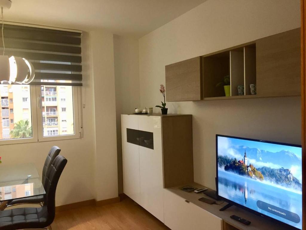 Televízia a/alebo spoločenská miestnosť v ubytovaní Apartamento en Universidad y cerca de la playa