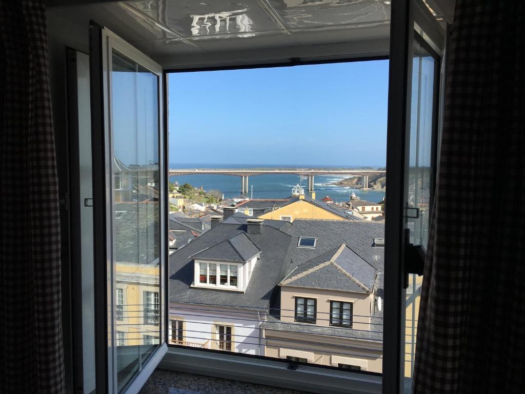 una ventana de un edificio con vistas en Escuder Apartamentos Turísticos, en Ribadeo