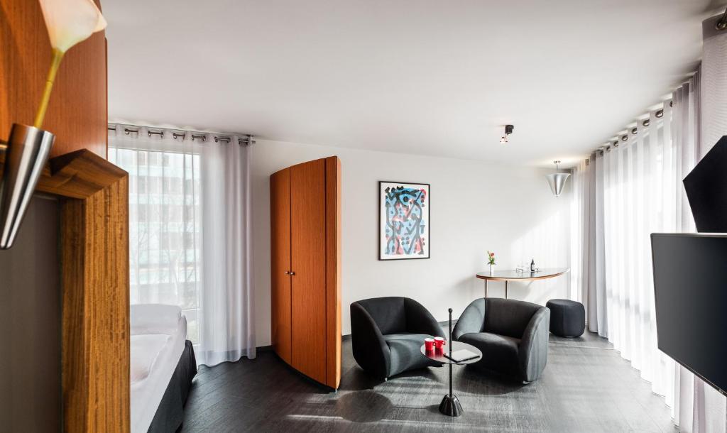 TV a/nebo společenská místnost v ubytování Penck Hotel Dresden