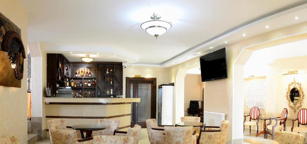 a room with a bar with a table and chairs at Pensiunea Junior in Cluj-Napoca