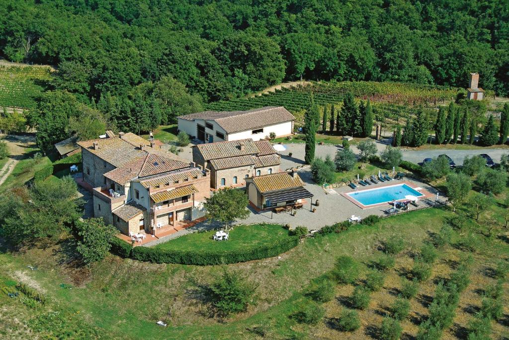 vista aerea di una casa con piscina di Agriturismo Montegonfoli a San Gimignano