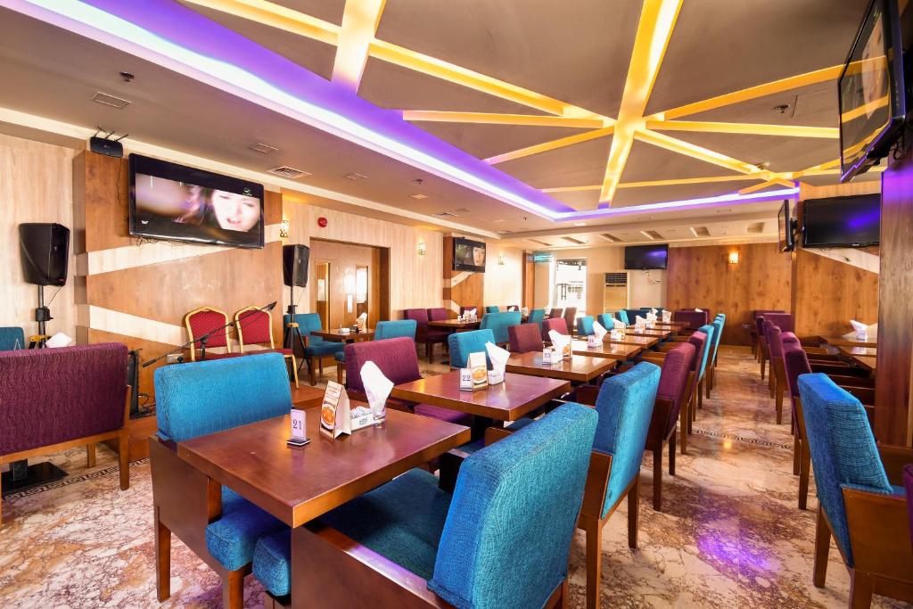TV a/nebo společenská místnost v ubytování Caesar Hotel