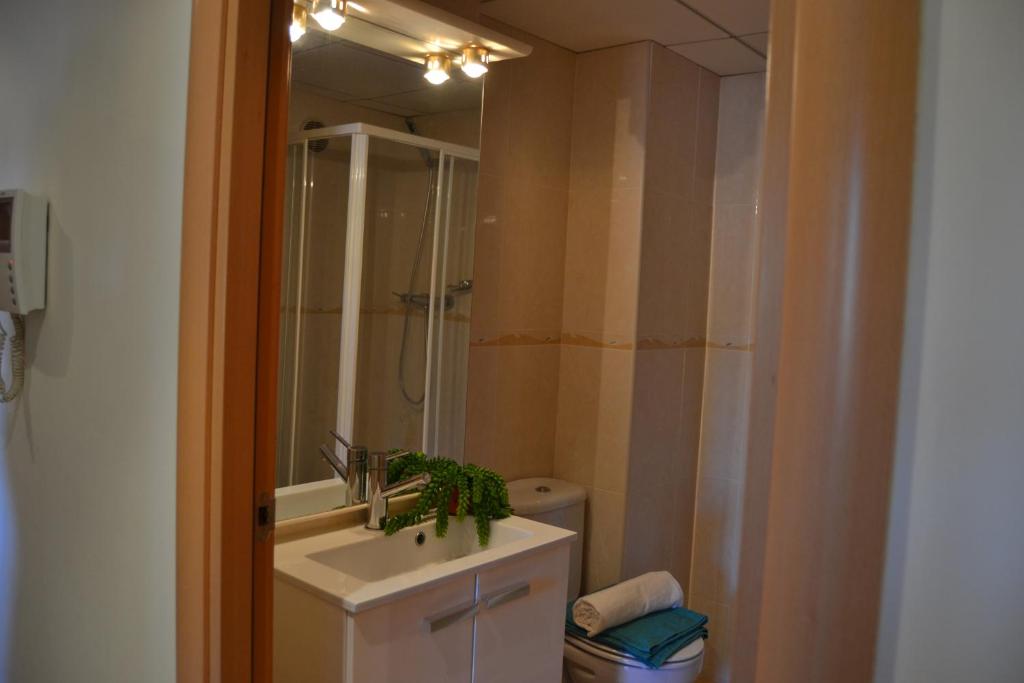 A bathroom at Luminoso y amplio apartamento en Salou con piscina
