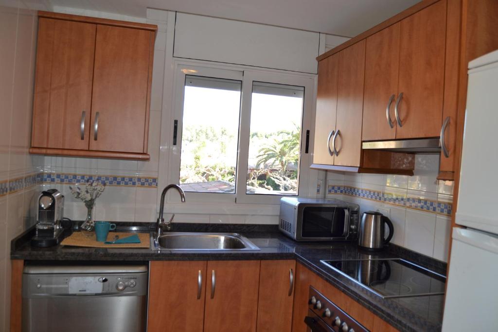 A kitchen or kitchenette at Luminoso y amplio apartamento en Salou con piscina