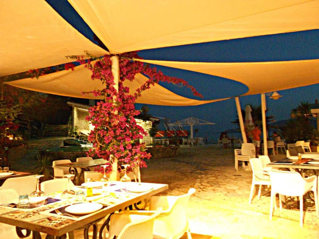 Restaurace v ubytování Bougainville Bay Resort - Villa 11