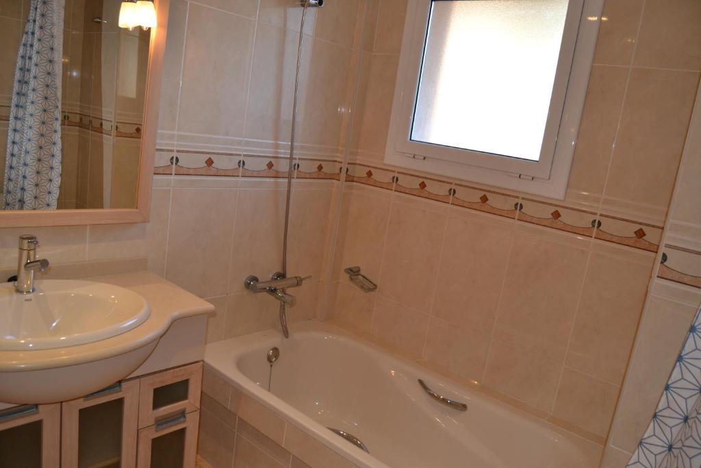 A bathroom at Luminoso y amplio apartamento en Salou con piscina