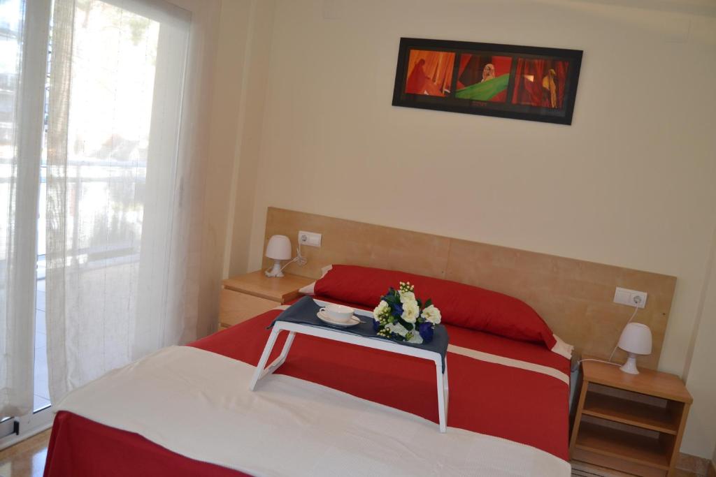 A bed or beds in a room at Luminoso y amplio apartamento en Salou con piscina