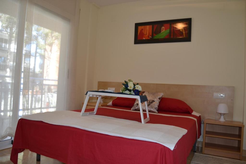 A bed or beds in a room at Luminoso y amplio apartamento en Salou con piscina