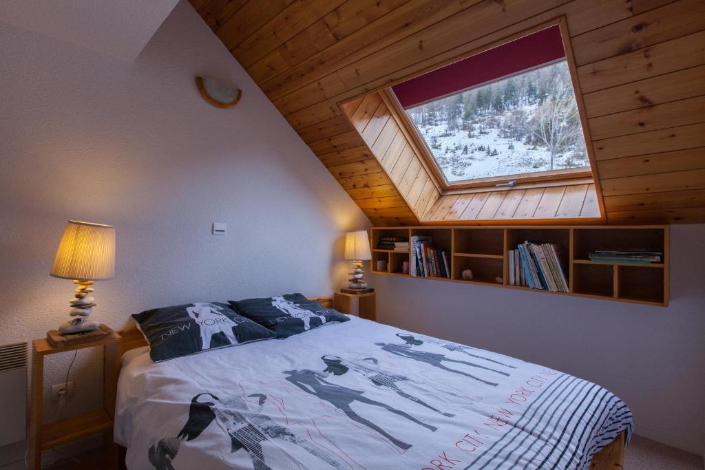 Un pat sau paturi într-o cameră la Le Rocher
