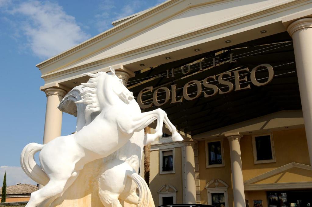 una estatua de caballo blanco delante de una tienda en 4-Sterne Superior Erlebnishotel Colosseo, Europa-Park Freizeitpark & Erlebnis-Resort en Rust