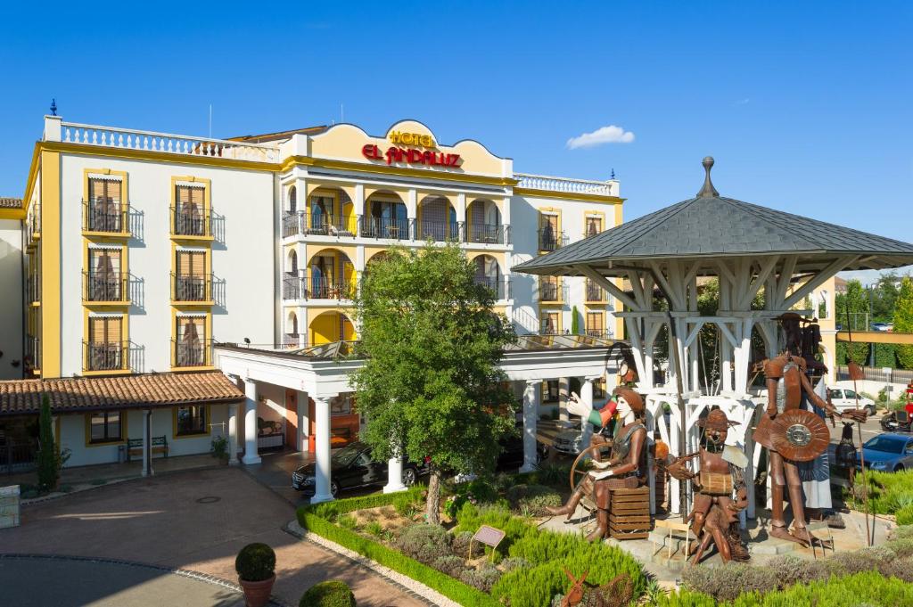 ルストにある4-Sterne Erlebnishotel El Andaluz, Europa-Park Freizeitpark & Erlebnis-Resortの建物の前にガゼボがあるホテル