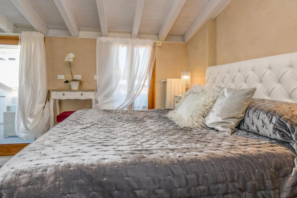 Postel nebo postele na pokoji v ubytování Luxury Suite Sirmione