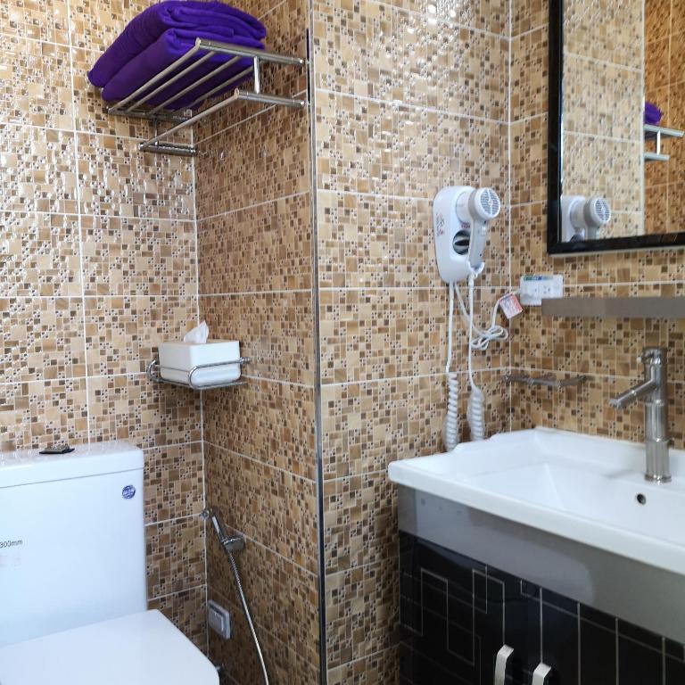 a bathroom with a toilet and a sink at 墾丁秋莊會館 附限量停車位 不保證有位置 無法事先預留 背包房無車位 預訂後記得加Line聯繫 in Hengchun