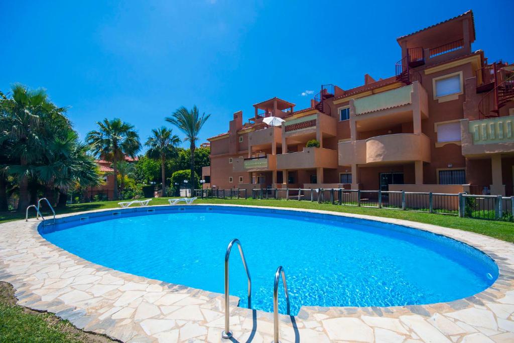 Bazén v ubytovaní Apartamento la Reserva de Marbella alebo v jeho blízkosti