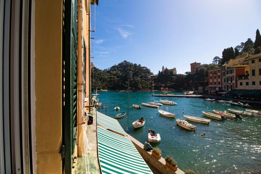 uma vista a partir de uma janela de um rio com barcos em Wanderlust by PortofinoHomes em Portofino