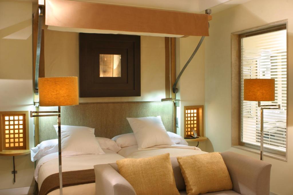 a bedroom with two beds and a couch at Villa Oniria in Granada