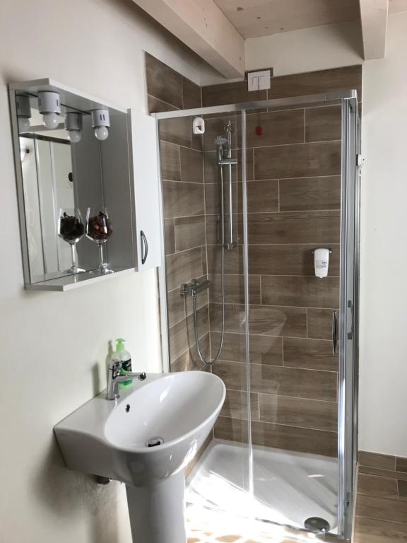 bagno con lavandino bianco e doccia di B&B La Piazzetta a Goito
