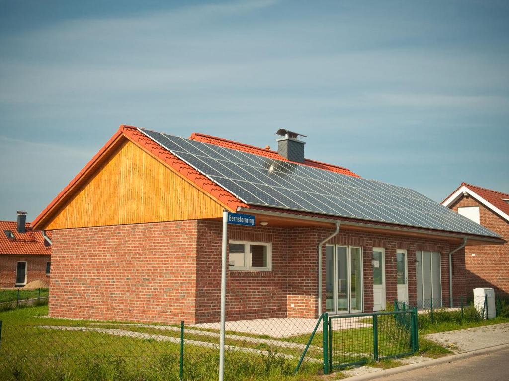 un bâtiment en briques rouges avec un toit solaire dans l'établissement Lovely Holiday Home in Zierow with Fenced Garden, à Zierow