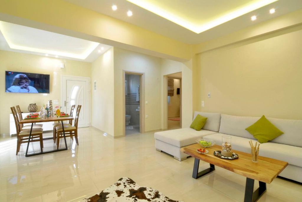 A seating area at Katoi Apartment 1 Agios Georgios Pagoi