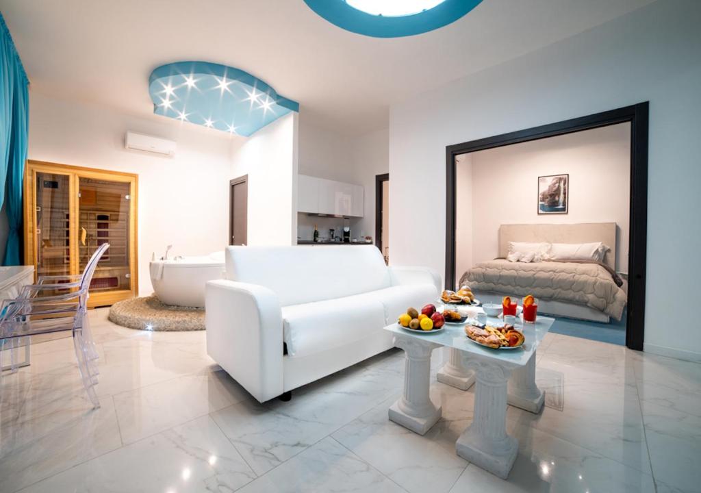 uma sala de estar com um sofá branco e uma mesa em Tiffany & Babylon Luxury Stay em Nápoles
