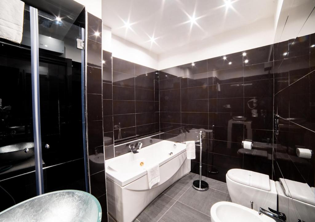 Koupelna v ubytování Tiffany & Babylon Luxury Stay
