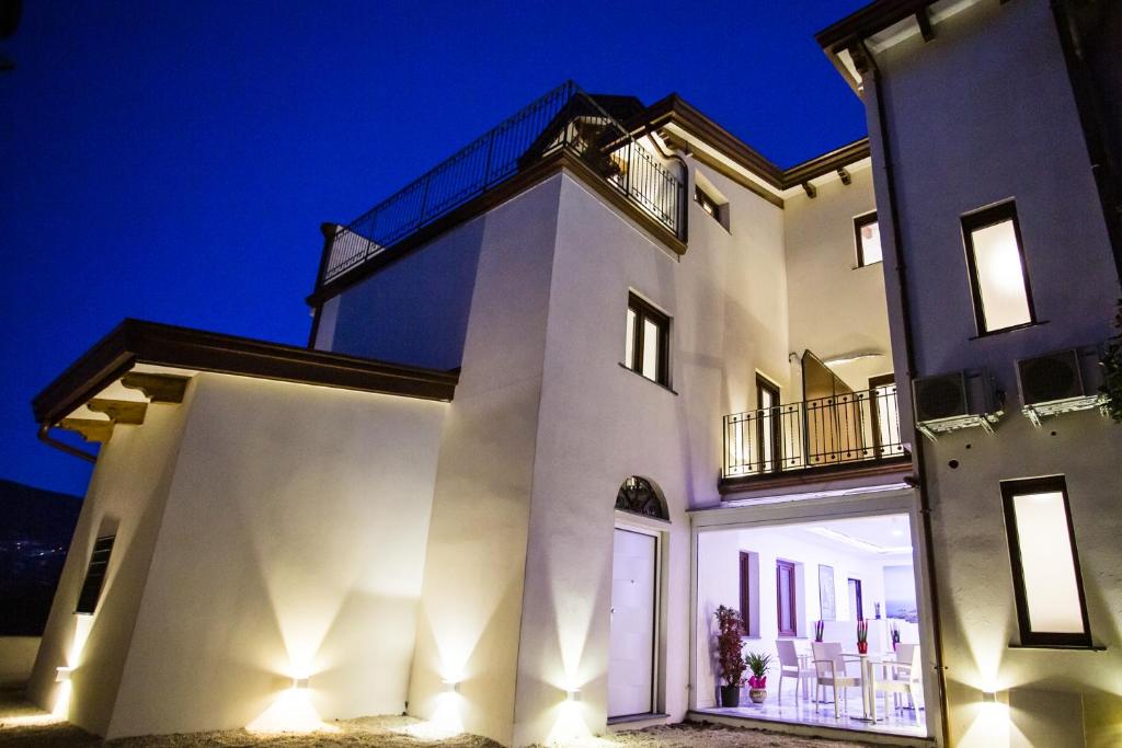 una grande casa bianca con luci sopra la notte di OASI FANTASIA ad Agerola