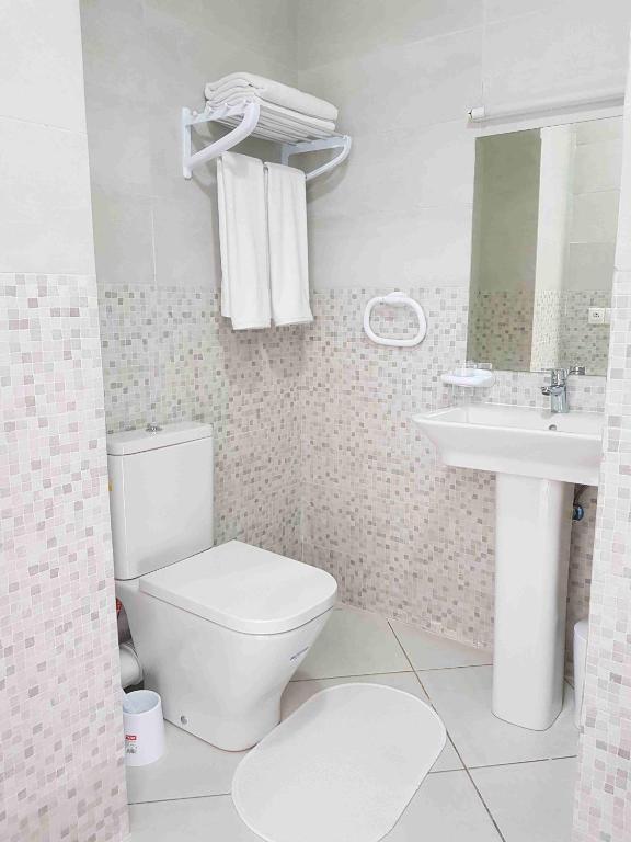 Koupelna v ubytování L'escale Appart-hôtel By 7AV HOTELS