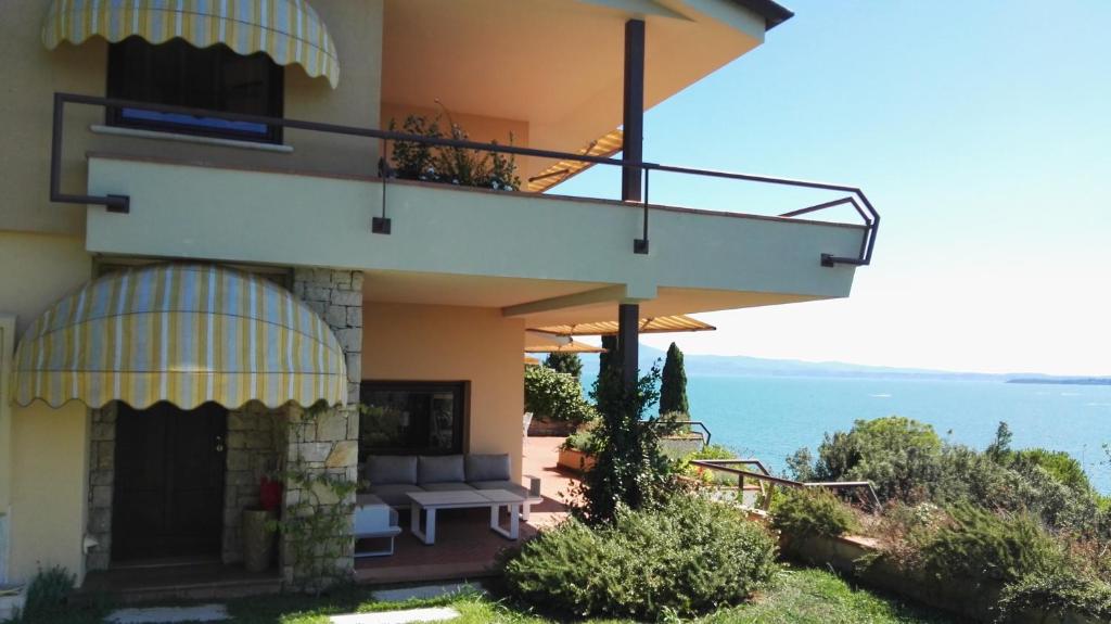 a house with a balcony with a view of the ocean at casa amigo in Padenghe sul Garda