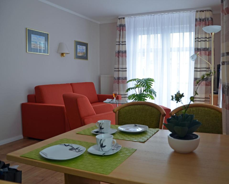 sala de estar con mesa y sofá en Ferienwohnung 10 im Haus Hühnergott, en Ostseebad Sellin