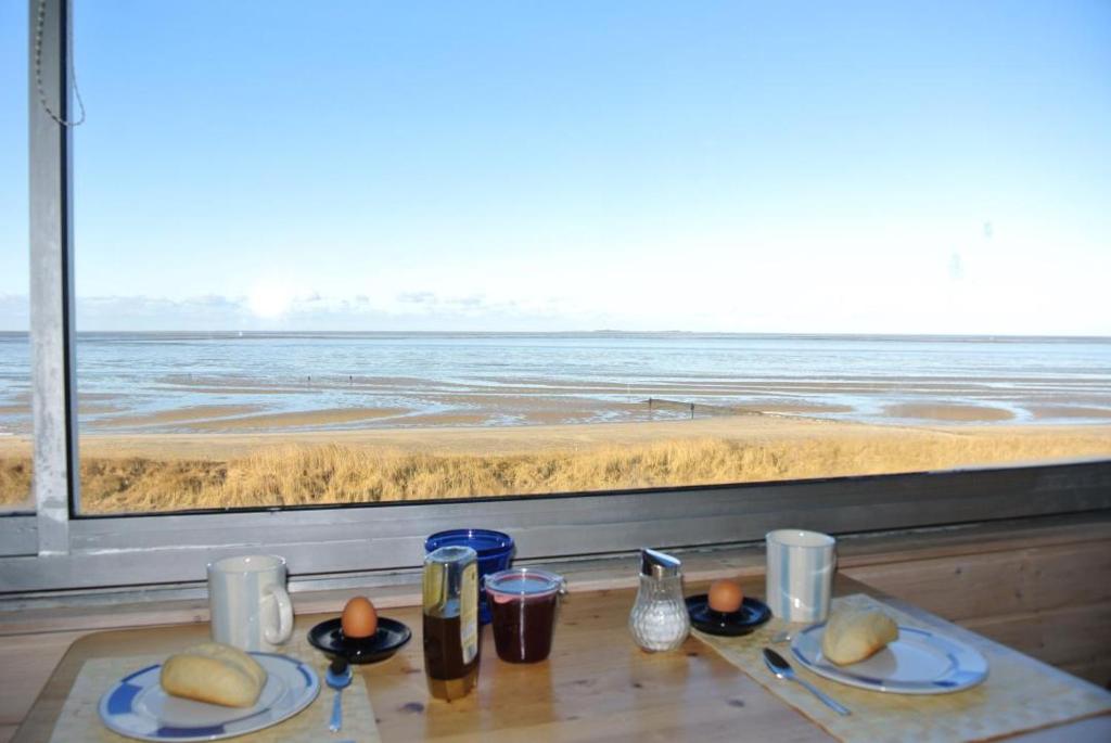 クックスハーフェンにあるCuxhaven Sahlenburgの海の景色を望むテーブル(食器付)