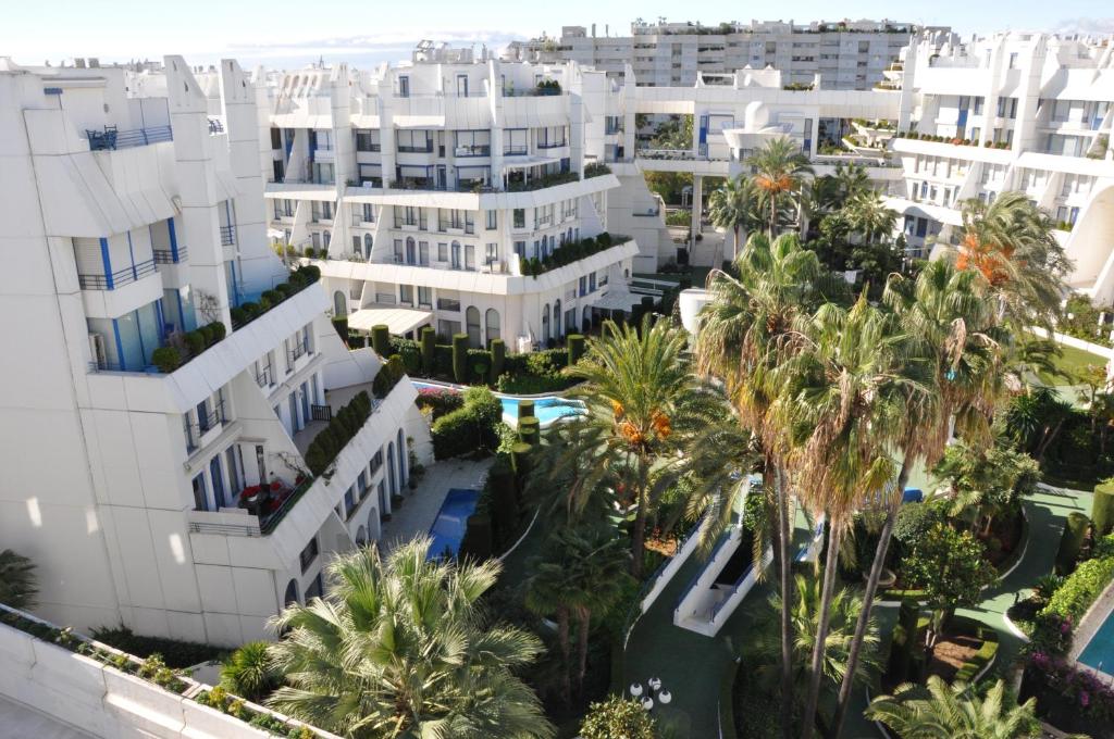 eine Luftansicht eines großen weißen Gebäudes in der Unterkunft Marbella House Penthouse 78 in Marbella