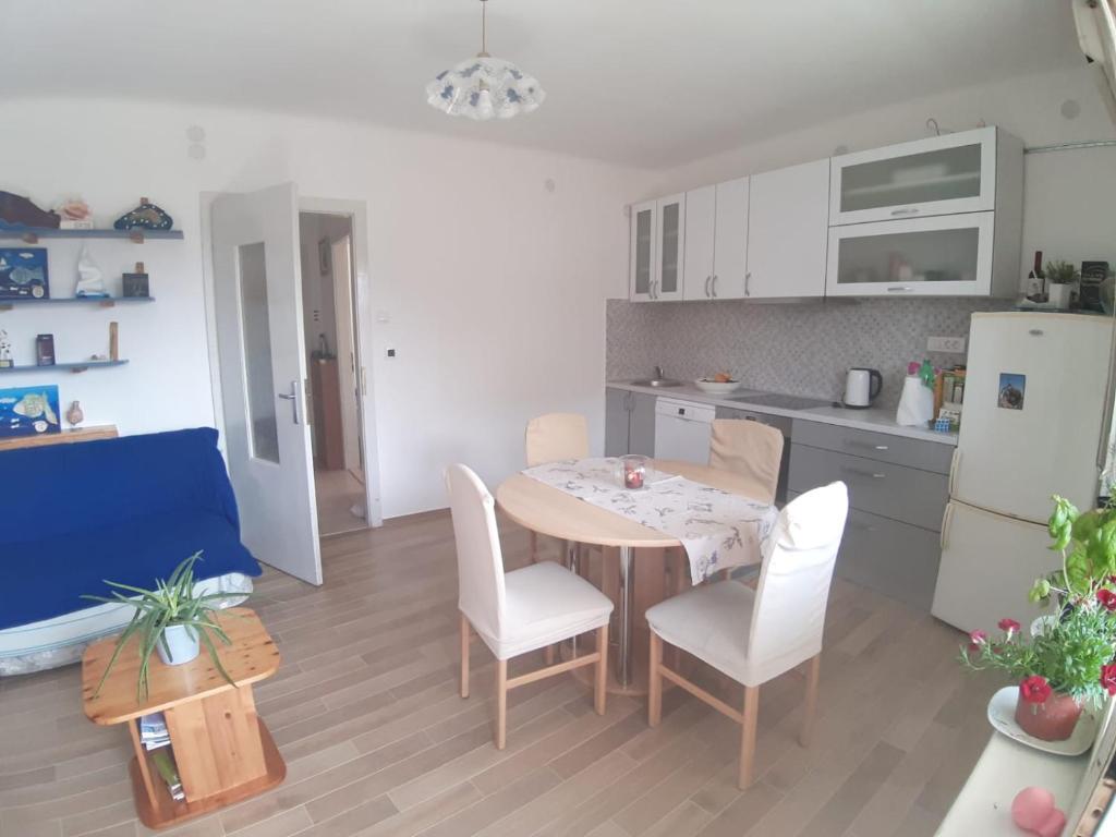 cocina y sala de estar con mesa y sillas en Nina, apartment in city centre, en Split