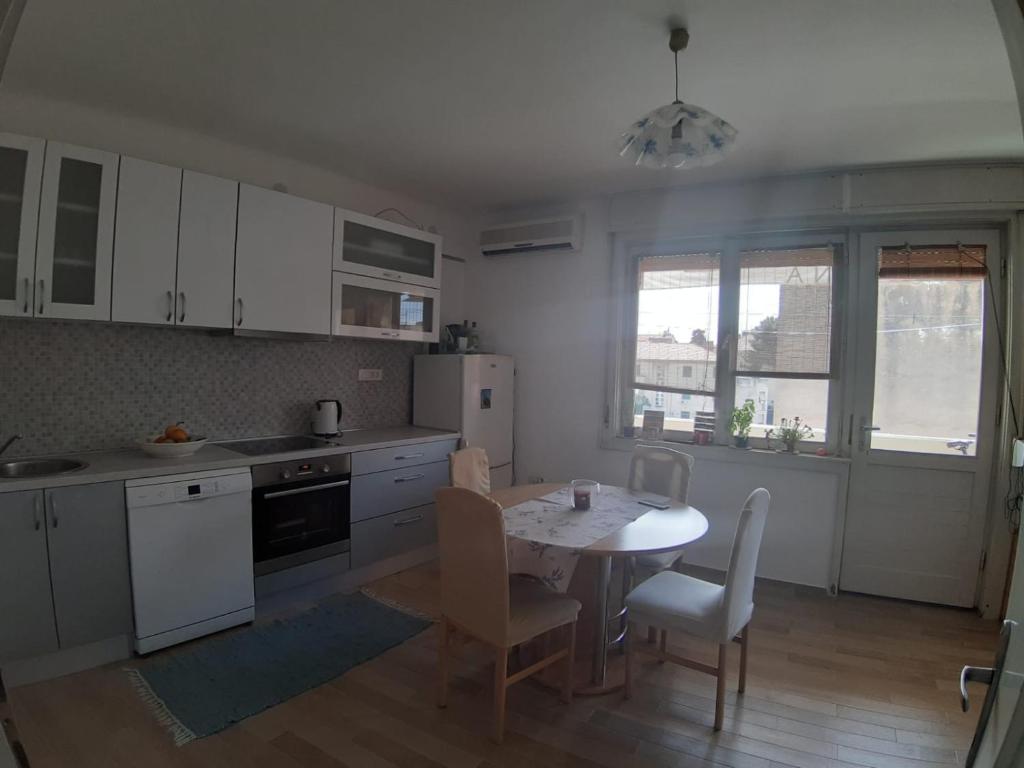 Kuchyňa alebo kuchynka v ubytovaní Nina, apartment in city centre