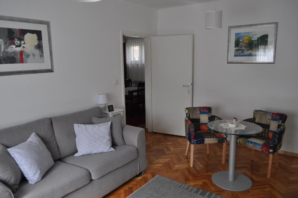 Posedenie v ubytovaní MZ Apartment