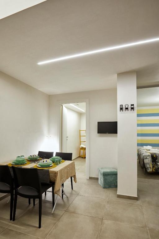 jadalnia i salon ze stołem i krzesłami w obiekcie Annetta home w mieście Scicli