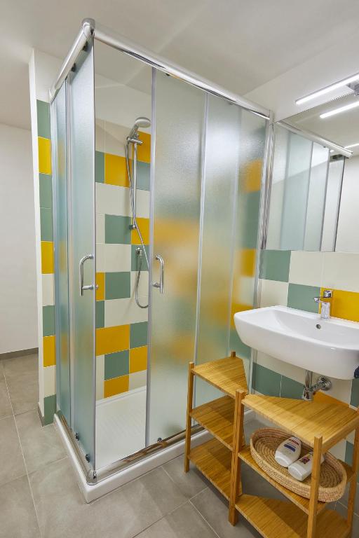 łazienka z umywalką i prysznicem w obiekcie Annetta home w mieście Scicli