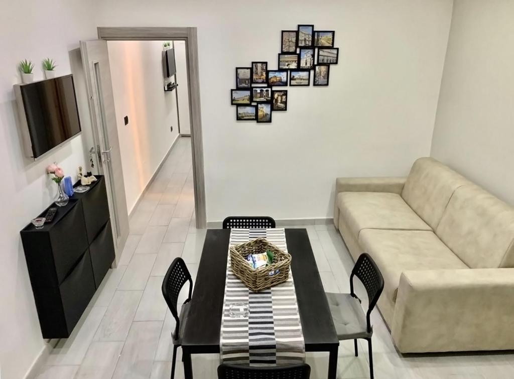un salon avec une table et un canapé dans l'établissement Nel Cuore di Napoli, à Naples