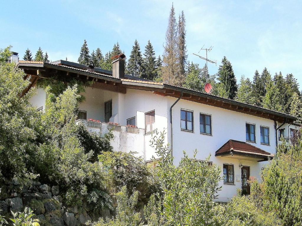 een wit huis op een heuvel bij Ferienwohnung Elgert in Scheidegg