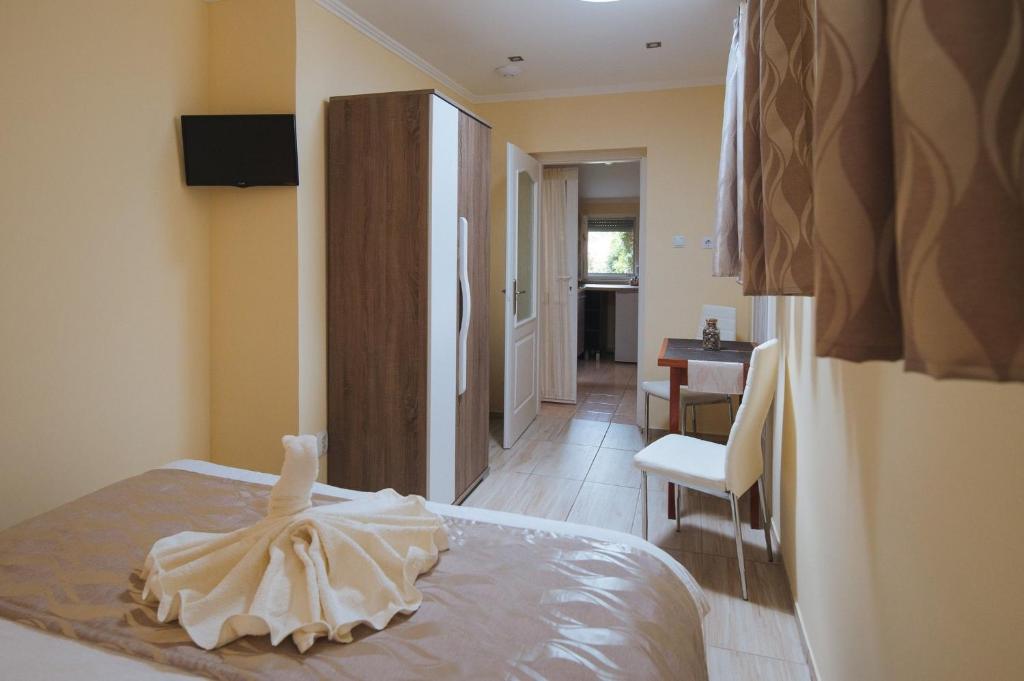 Postel nebo postele na pokoji v ubytování Jázmin Apartmanház