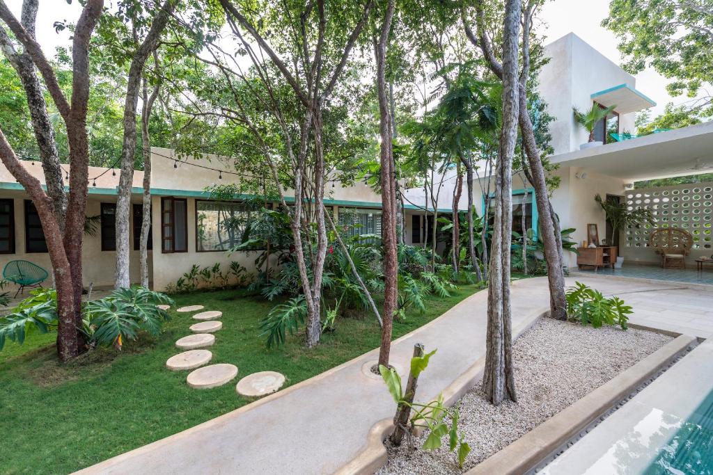 Bazén v ubytování Hotel Tiki Tiki Tulum nebo v jeho okolí